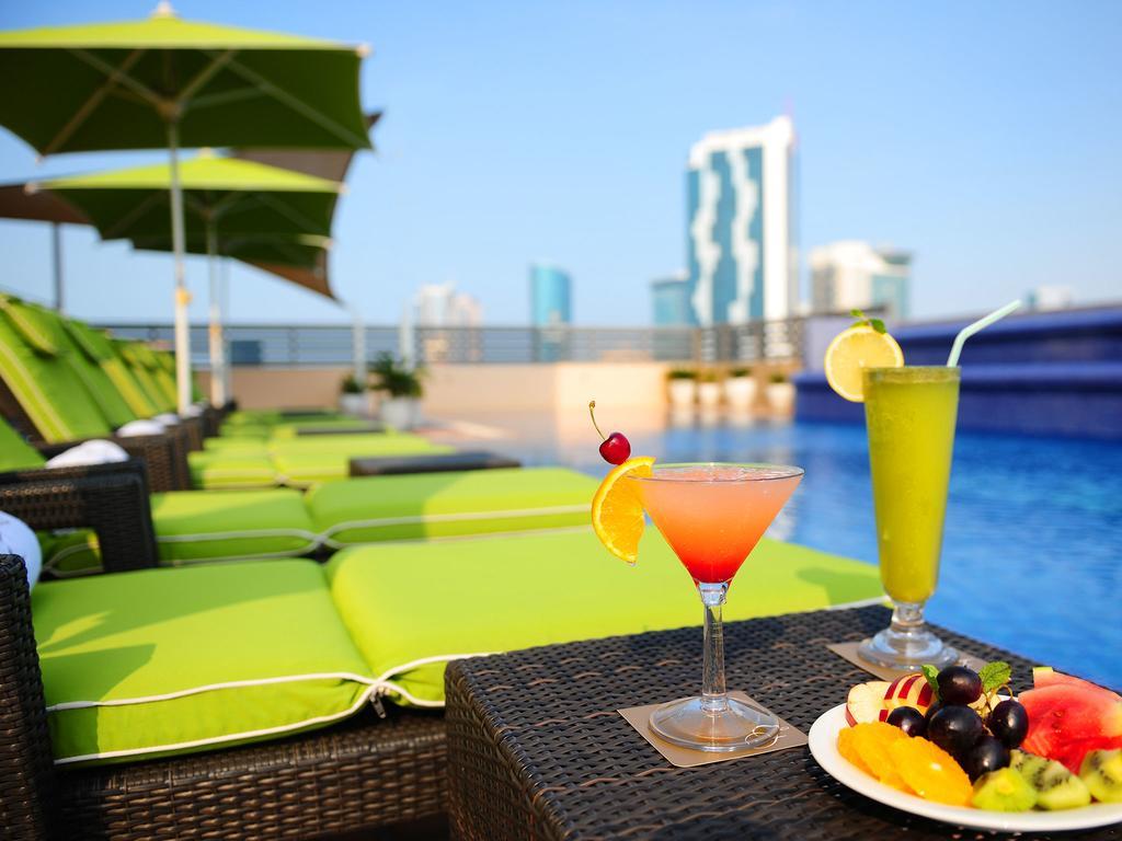 Fraser Suites Seef Bahrain Manama Extérieur photo Pool at the hotel